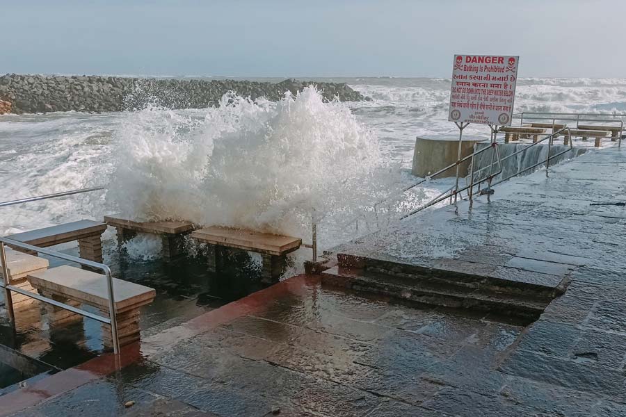 cyclonebiparjoytomakelandfallnearjakhauportinkutchdistrictofgujaratthisevening