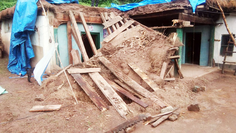 threedeadoneinjuredasmudhousecollapsesinsouthkashmirsanantnag