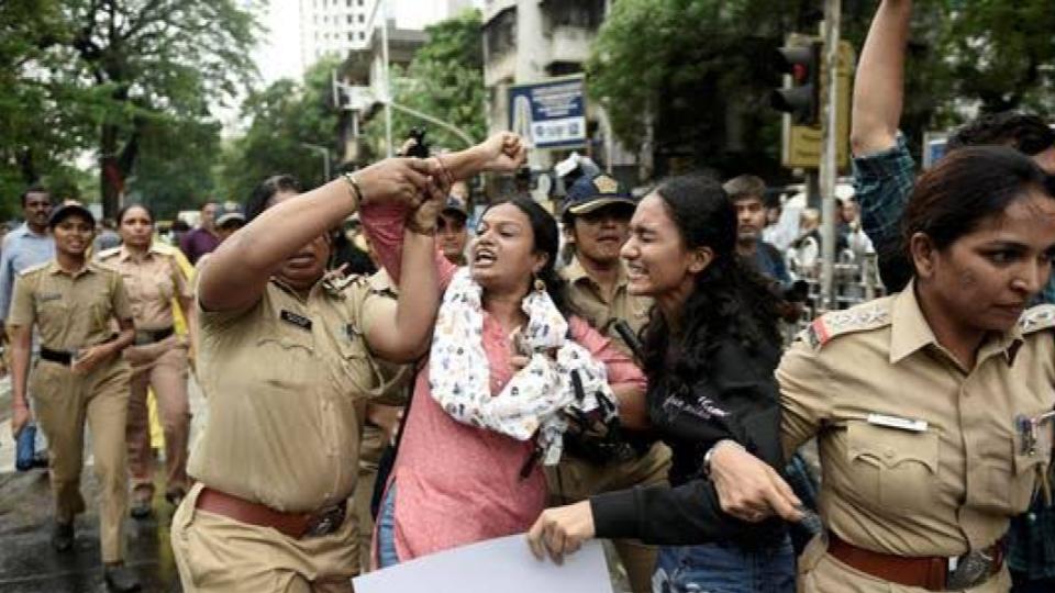 Oppn Slams Cop for Allegedly Manhandling Woman Protester in Mumbai