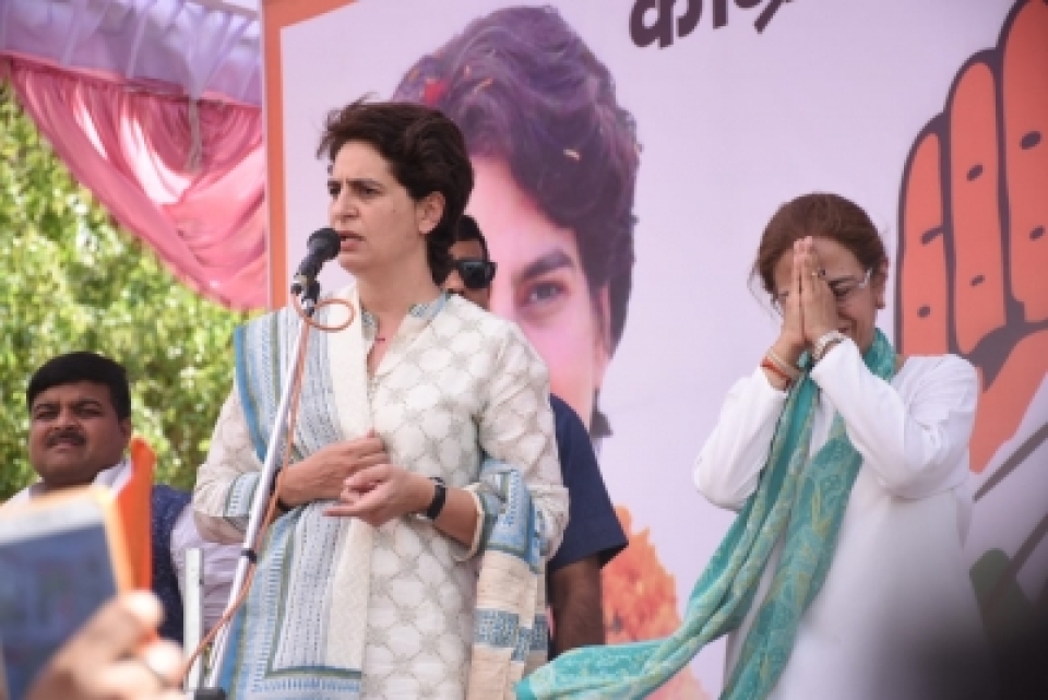 priyankagandhiaccusesbjpofgivingrs20000bribestopeopleinamethi