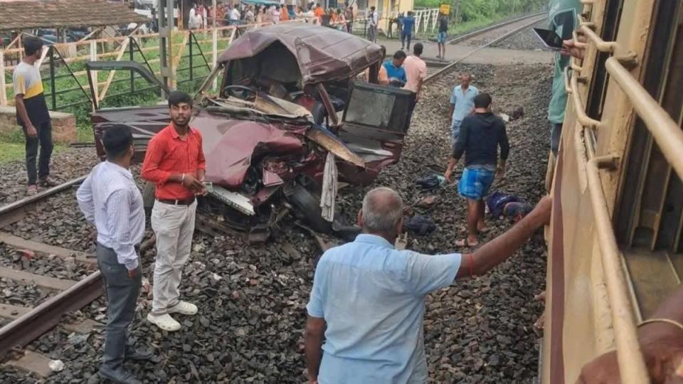 Train Hits School Van in West Bengal