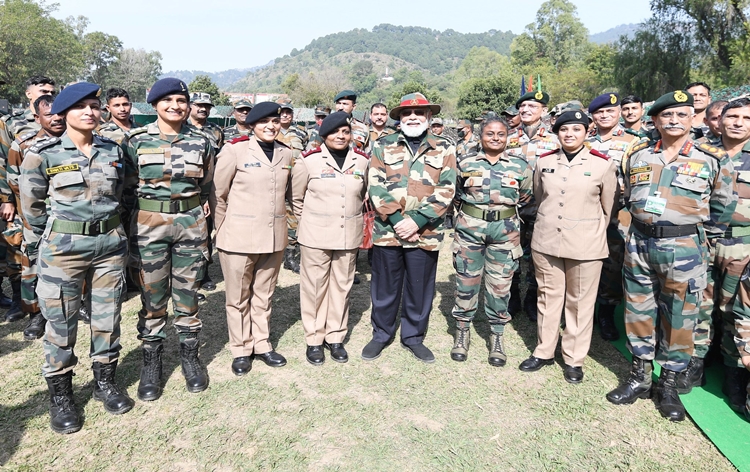 pmcelebratesdiwaliwithsoldiersatnausherainjk