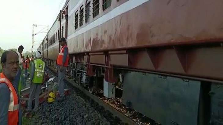 threebogiesofpassengertrainderailingondiamaharashtra