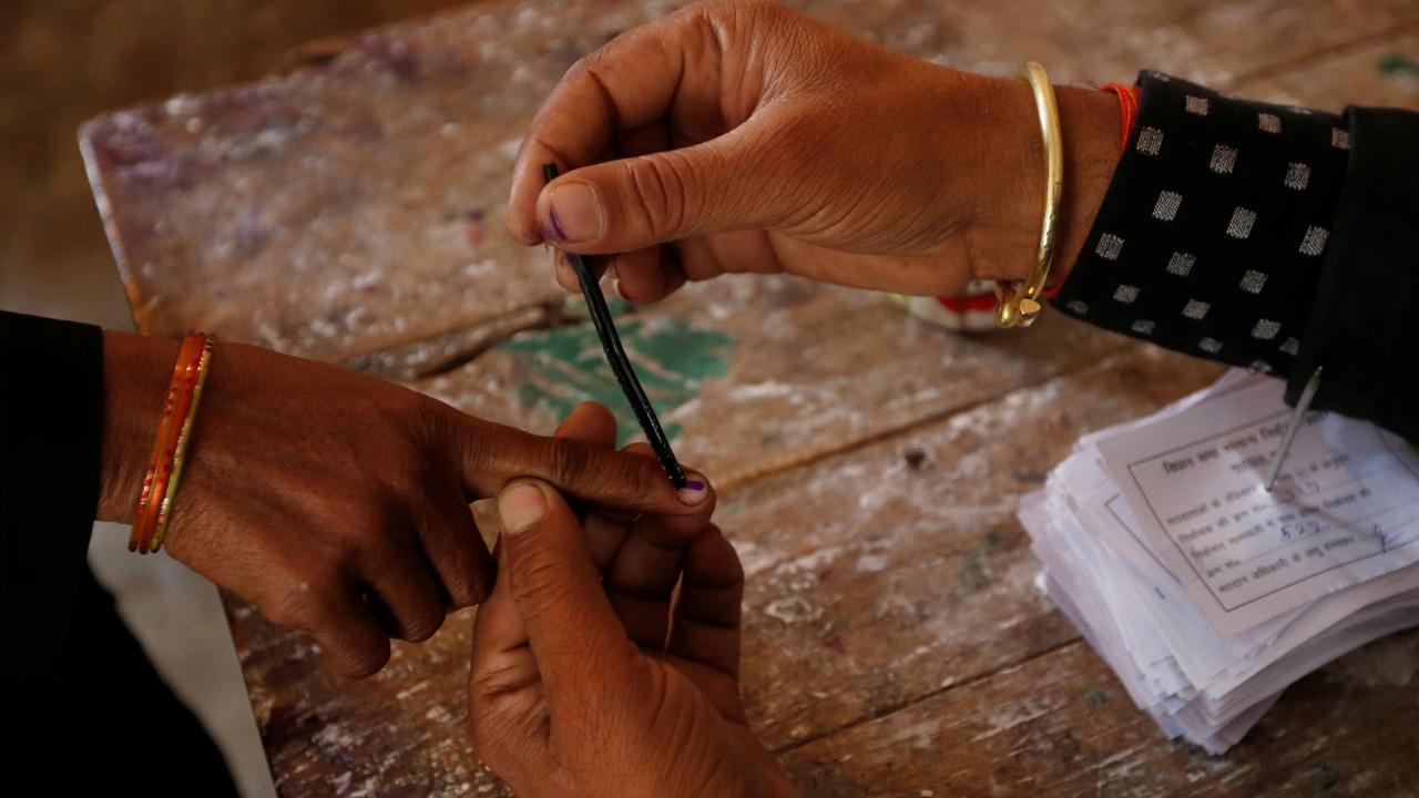 lspolls:congresscomplainstoecaboutfaultyevmsinmaharashtra