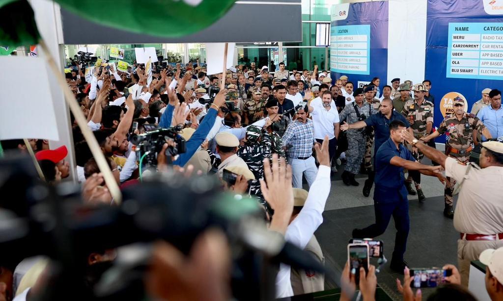 rahulgandhireceiveswarmreceptionatdelhiairport