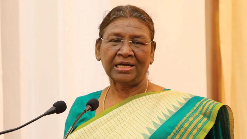 President Murmu Pays Homage To National Song 