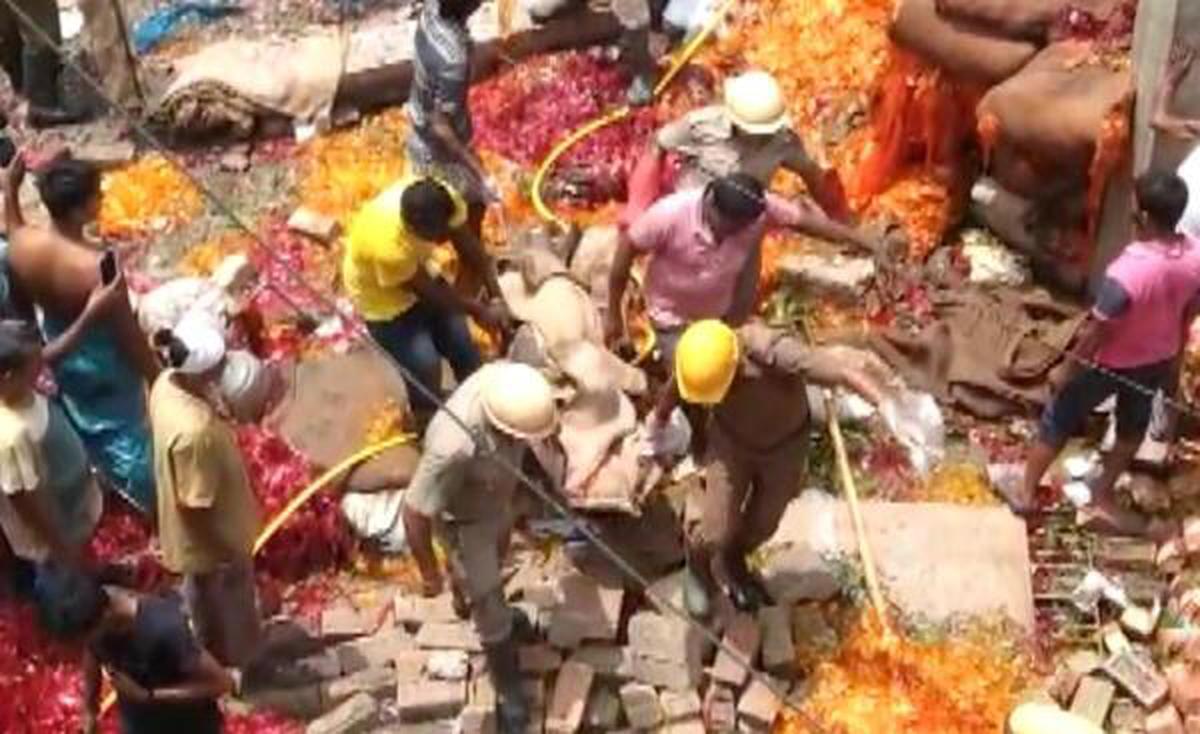 atleast10peoplekilledeightinjuredinmassiveblastatillegalfirecrackerfactoryinwestbengal