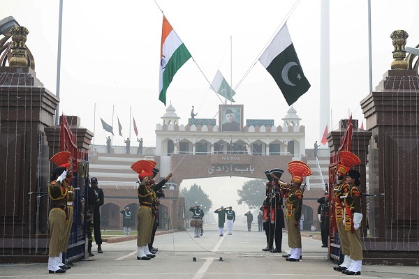 seventyyearoldfinallymeetsfamilyinkanpurafteryearsinpakistanjail