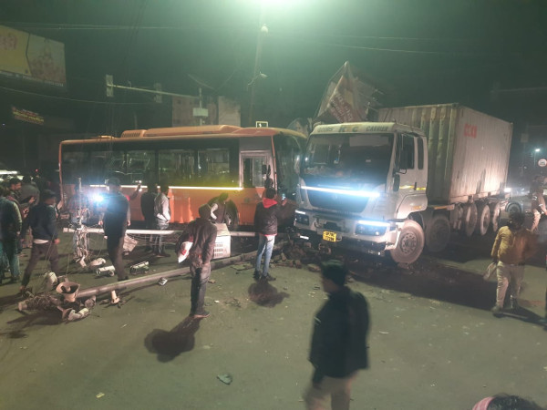 kanpur:6personsdeadafterelectricbuslostcontrolrunsoverbystanders