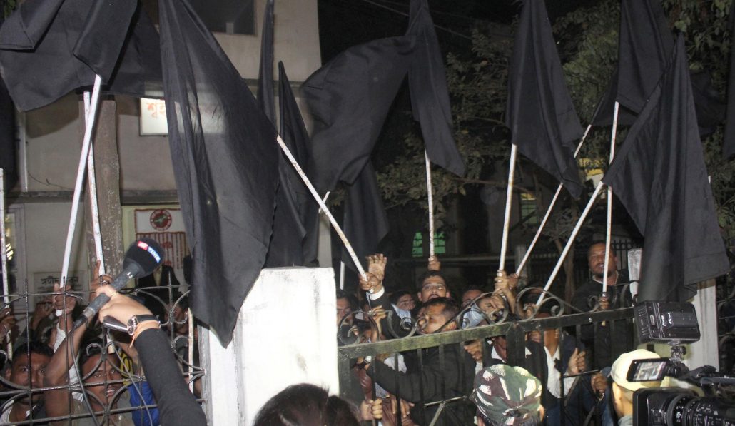 citizenshipbill:pmmodigreetedwithblackflagsbyprotestersinassam
