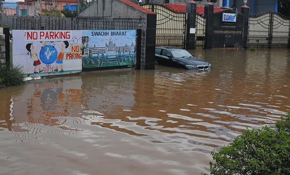 floodedapartmentslackofdrinkingwaterforceresidentsatlbshastrinagarinbengalurutocheckintohotels