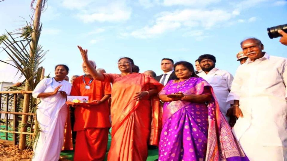 presidentdroupadimurmutakestimeoutforstrollonbeachpromenadeinpuducherry