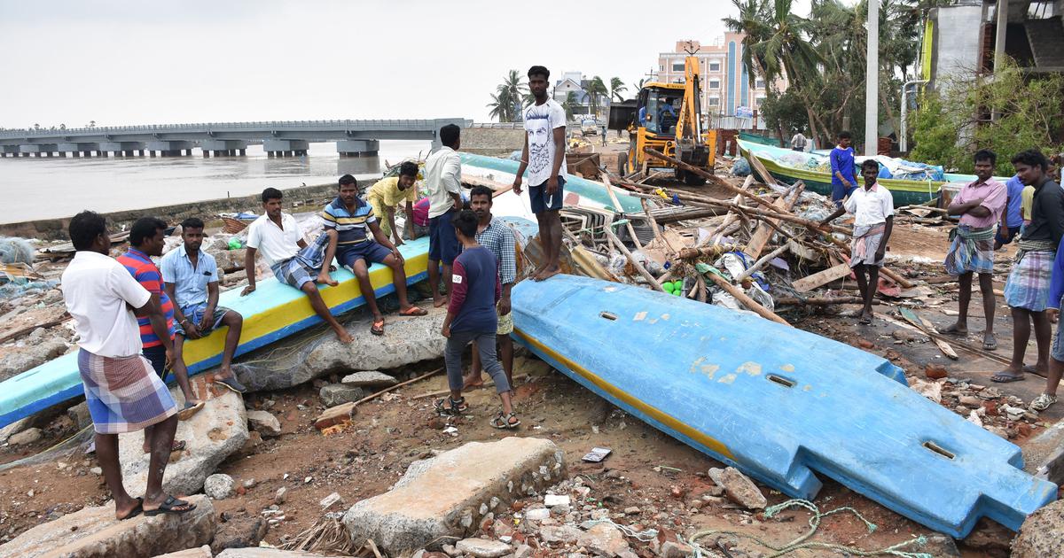 cyclonegaja:centralteamholdstalkswithtamilnaducm