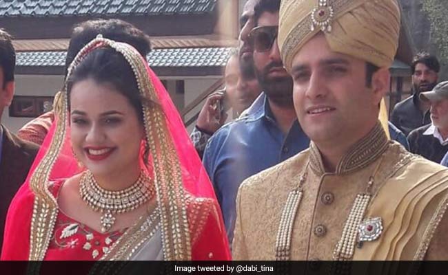rahulgandhiveileddigatmodiwhilecongratulatingiasofficersontheirwedding