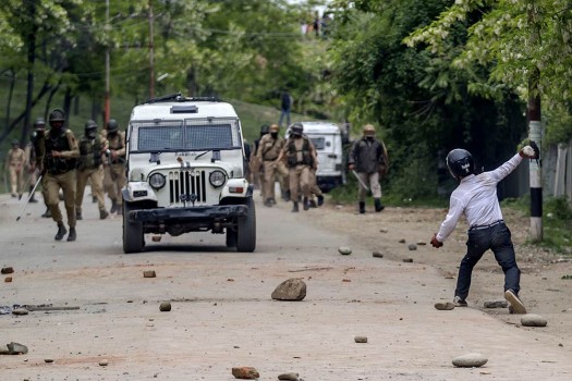 kashmirunrest:protestingstudentssetpolicevehicleablaze
