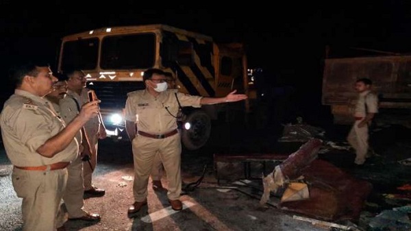 3killed26injuredinabustruckcollisioninetawahuttarpradesh: