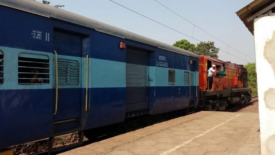 girlstudentdieswhiletakingselfieonpuribarbilexpresstrain