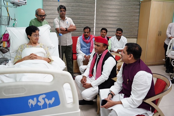 akhileshyadavvisitsloknayakhospitalmeetsdelhiwaterministeratishi