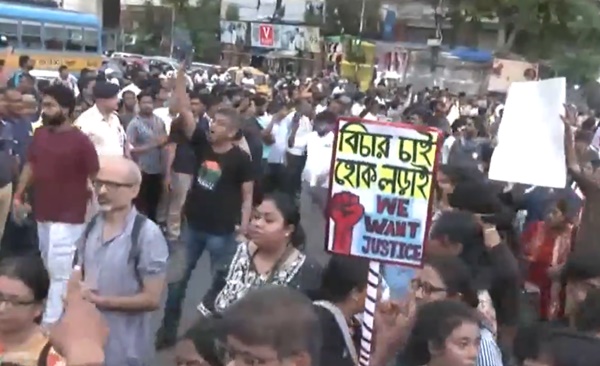 bengalifilmstarstookpartinkolkatarallydemandingjusticefortraineedoctor