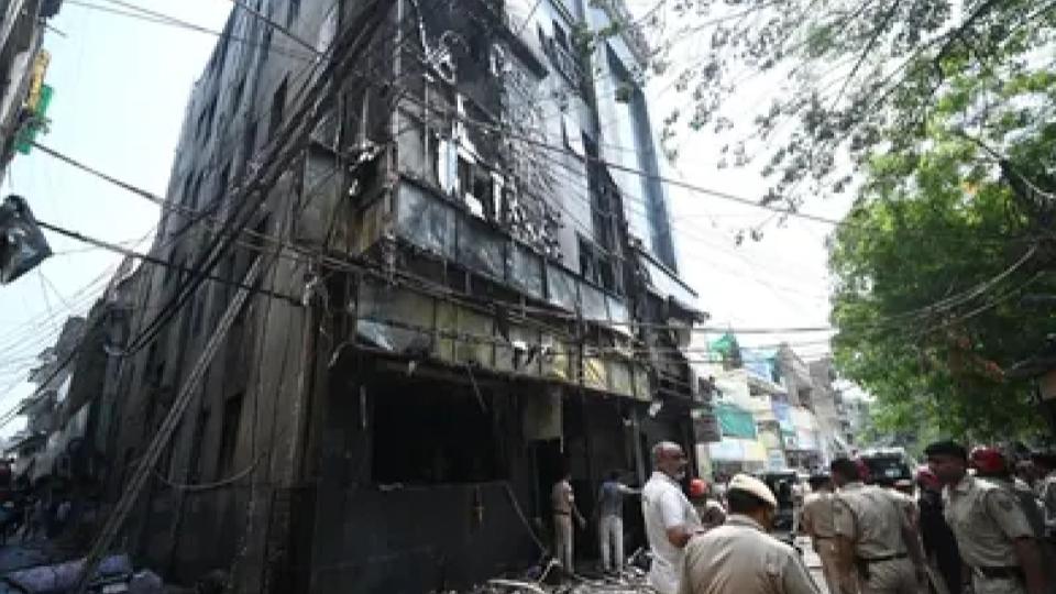 20killedseveralinjuredinmassivefireatlemongreenrestaurantindelhi
