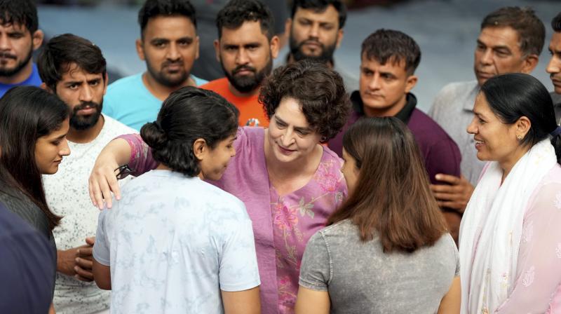priyankagandhimeetsprotestingwrestlersatjantarmantar
