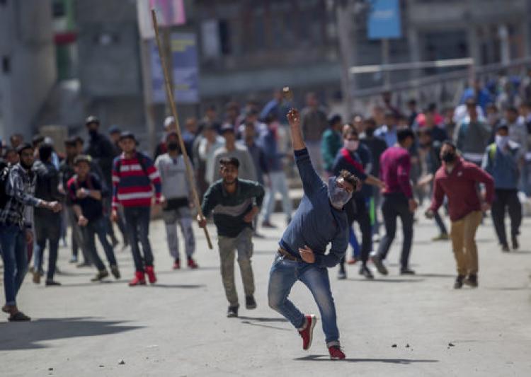 10crpftroopersinjuredinkashmirstonepelting
