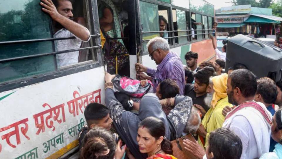 Akhilesh likens BJP to Ravana on free bus travel promise