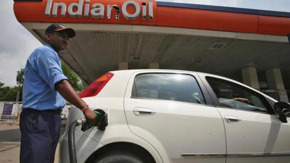 Delhi bans fuel for old vehicles from today