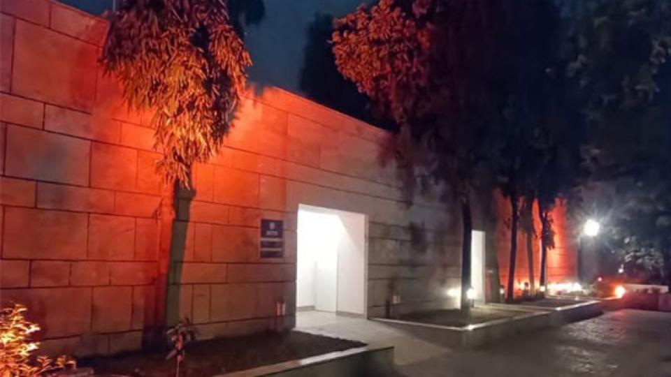 israelembassyinnewdelhiturnsorangeintributetofamilykilledbyhamas