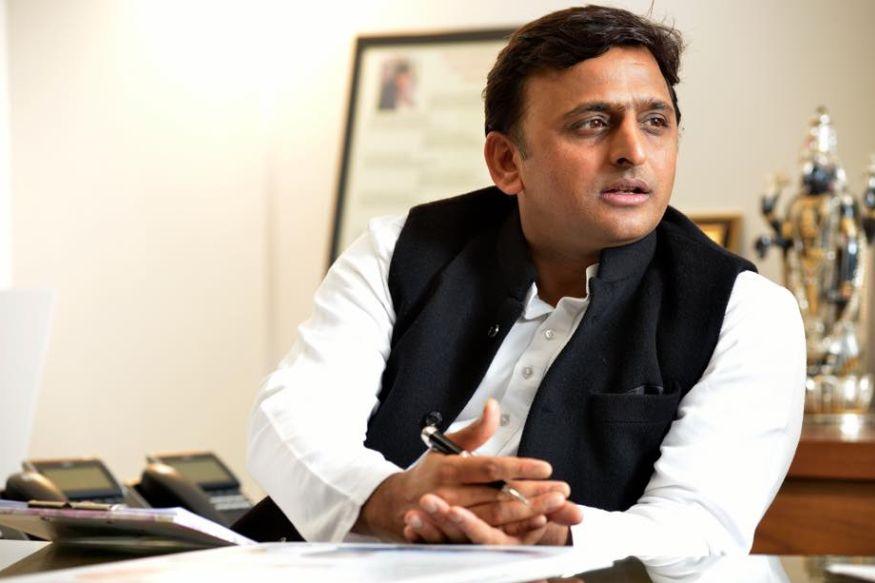 thosewearingsaffronscarveshavegotlicencetobeatcopsinup:akhilesh