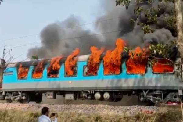 firebreaksoutindelhidehradunshatabdiexpressnoneinjuredsofar