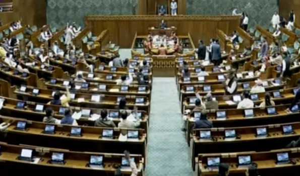 oppositioncreatesruckusinparliamentdemandingdiscussionovermahakumbhincident