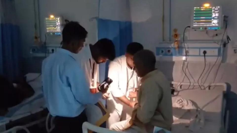 Doctors Treats Patient Using Mobile Phone torches in Bihar 