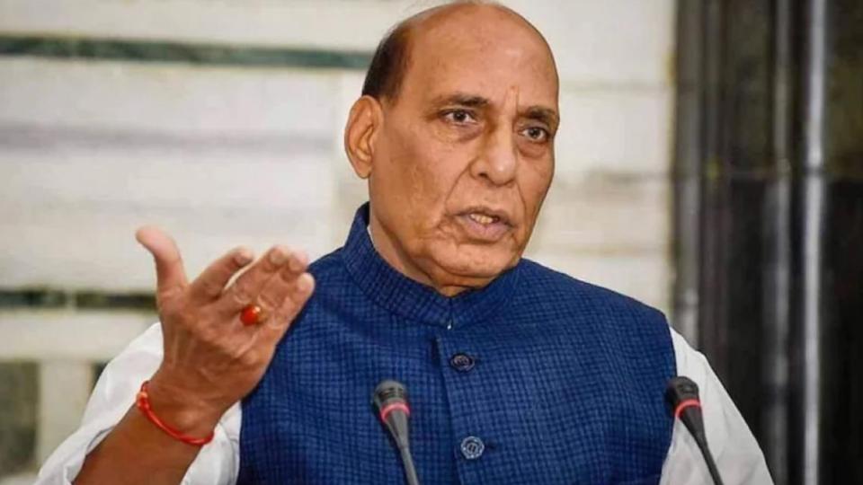 rajnathsinghcutsconvoysizebyoverhalfpmmodisappealtoconservefuel