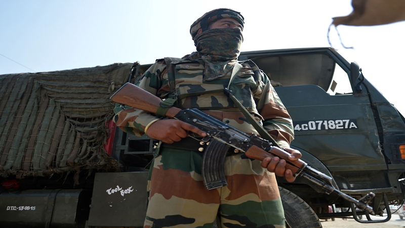 onecopkilled3crpftroopersinjuredinsuspectedfidayeenattackinpulwama