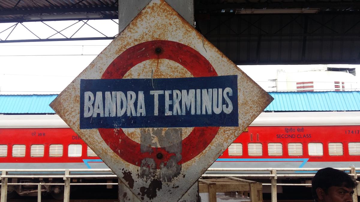 nineinjuredinstampedeatbandraterminusmumbai