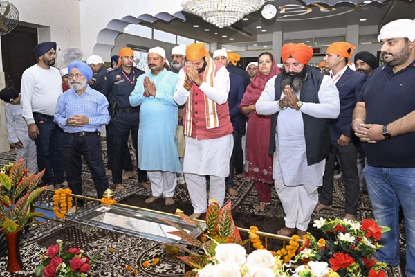 haryanacmnayabsinghsainipaysobeisanceatgurudwaranadasahib