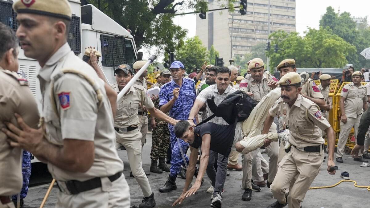 FIR registered after 100 cops injured, 70 detained as CJP