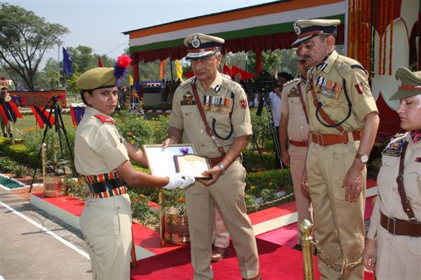 140womenconstablesparticipateinpassingoutparadeatsherekashmirpoliceacademy