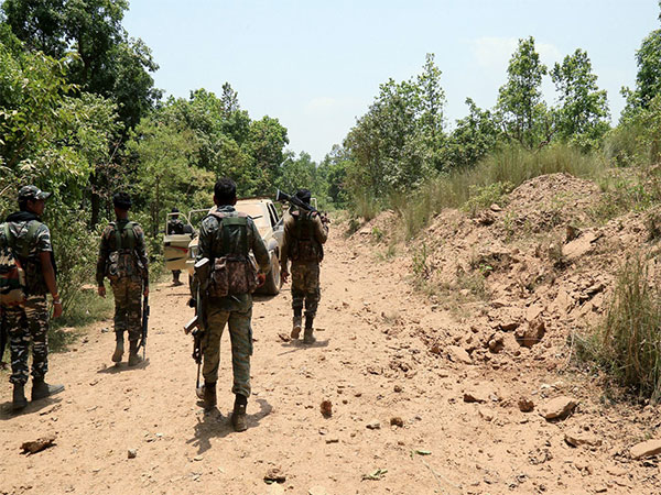 14naxaliteskilledinencounterwithsecurityforcesinchhattisgarh