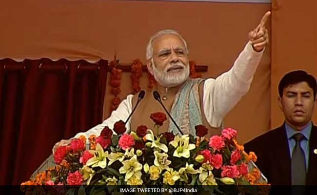 narendramodigujaratvisit:pmsbigroadshowinhometownvadnagar