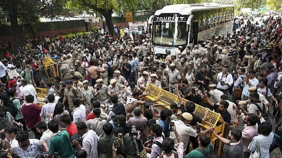 Delhi Police Arms Frontline Officers with Bodycams Amid Protests
