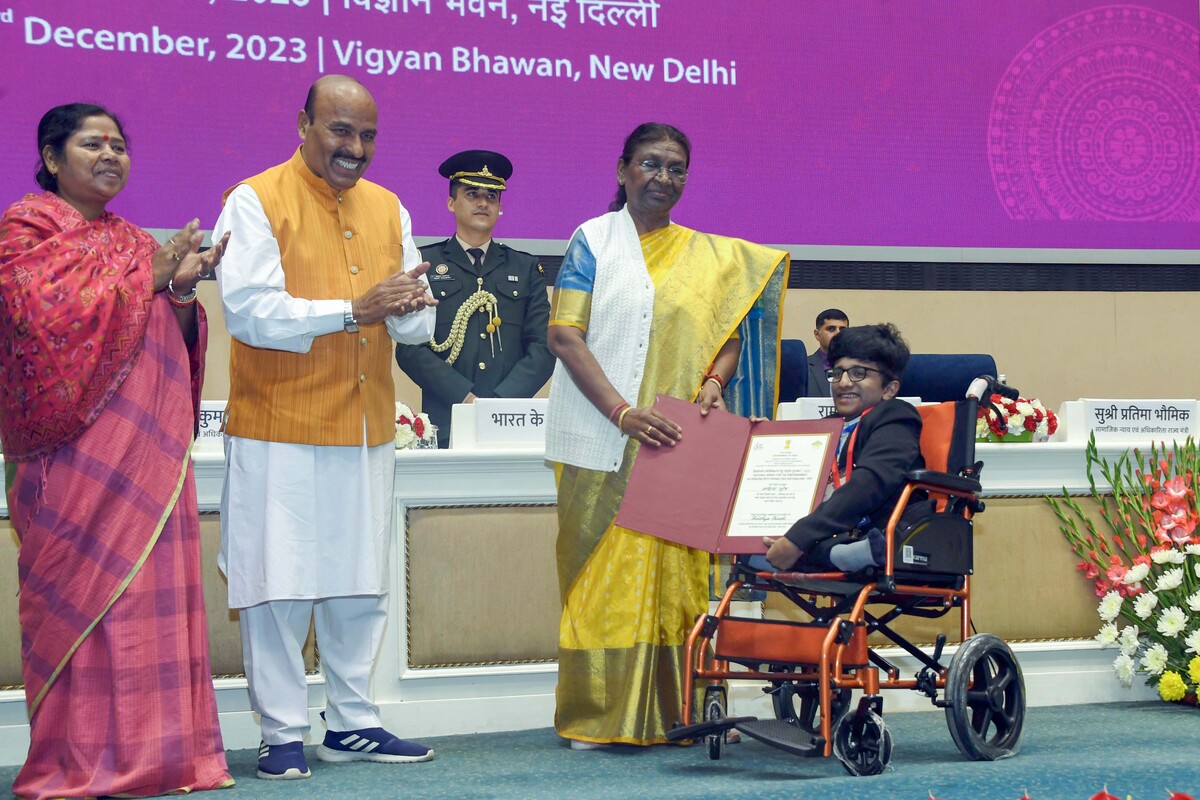 presidentmurmupresentsnationalawardsforempowermentofdivyangjan