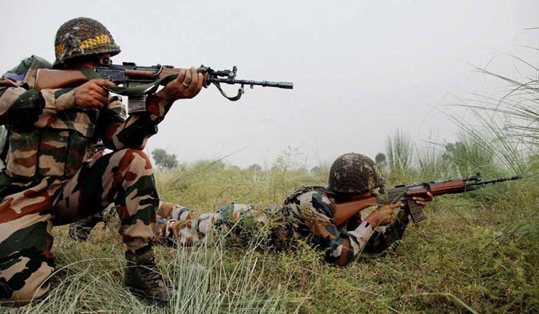 onearmyjawaninjuredinceasefireviolationbypakistaninrajouridistrictjk