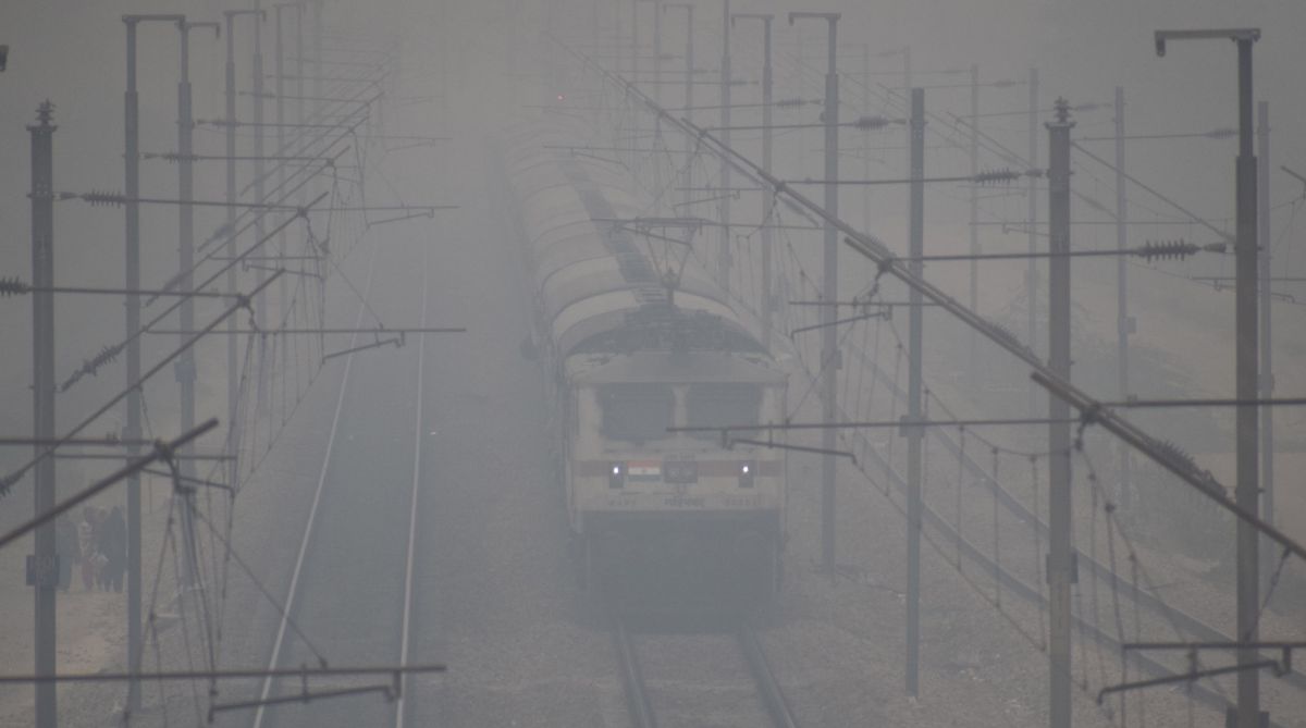 24trainsarrivingindelhiarerunninglateduetodensetoverydensefogsaysindianrailways