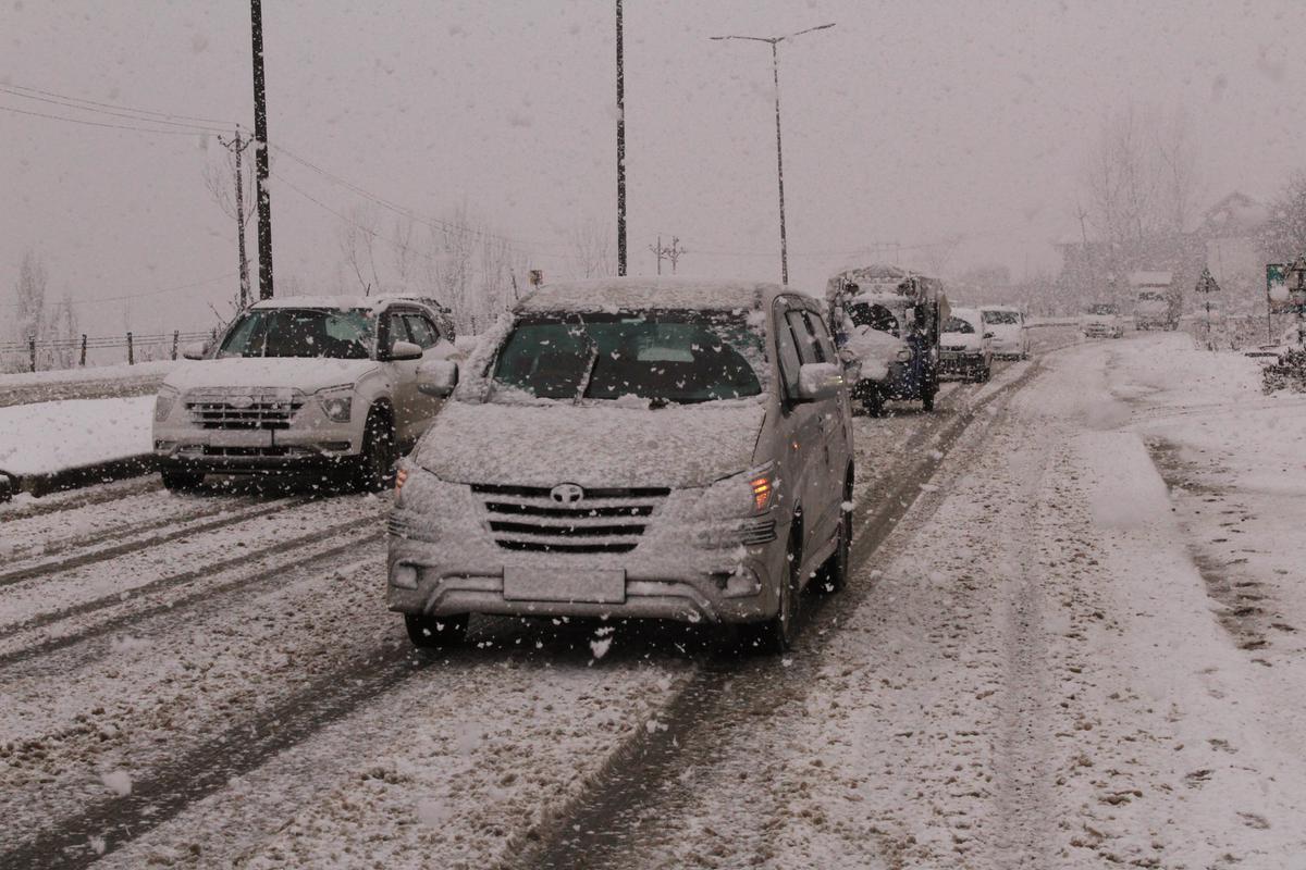 freshsnowfallinkashmirsurfaceandairtraffichit