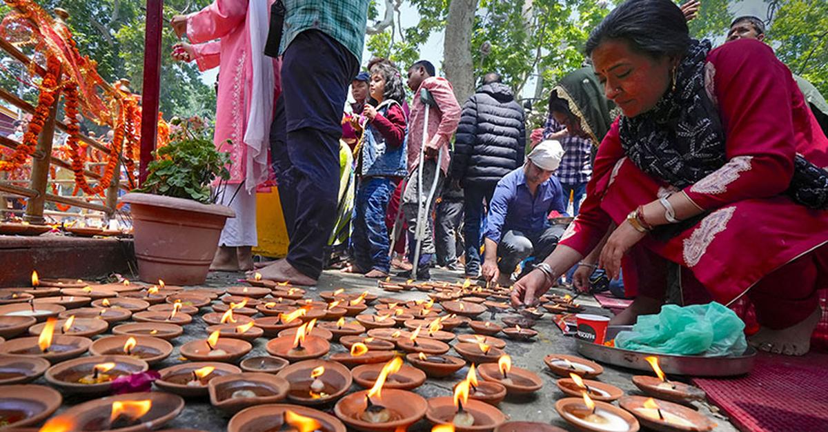 around5000kashmiripanditsleaveforkheerbhawanimelainkashmiramidtightsecurity