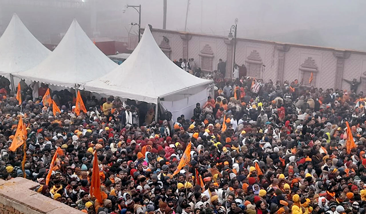 trafficchaosescalatesinayodhyaasmassivecrowdsvisitramtemple