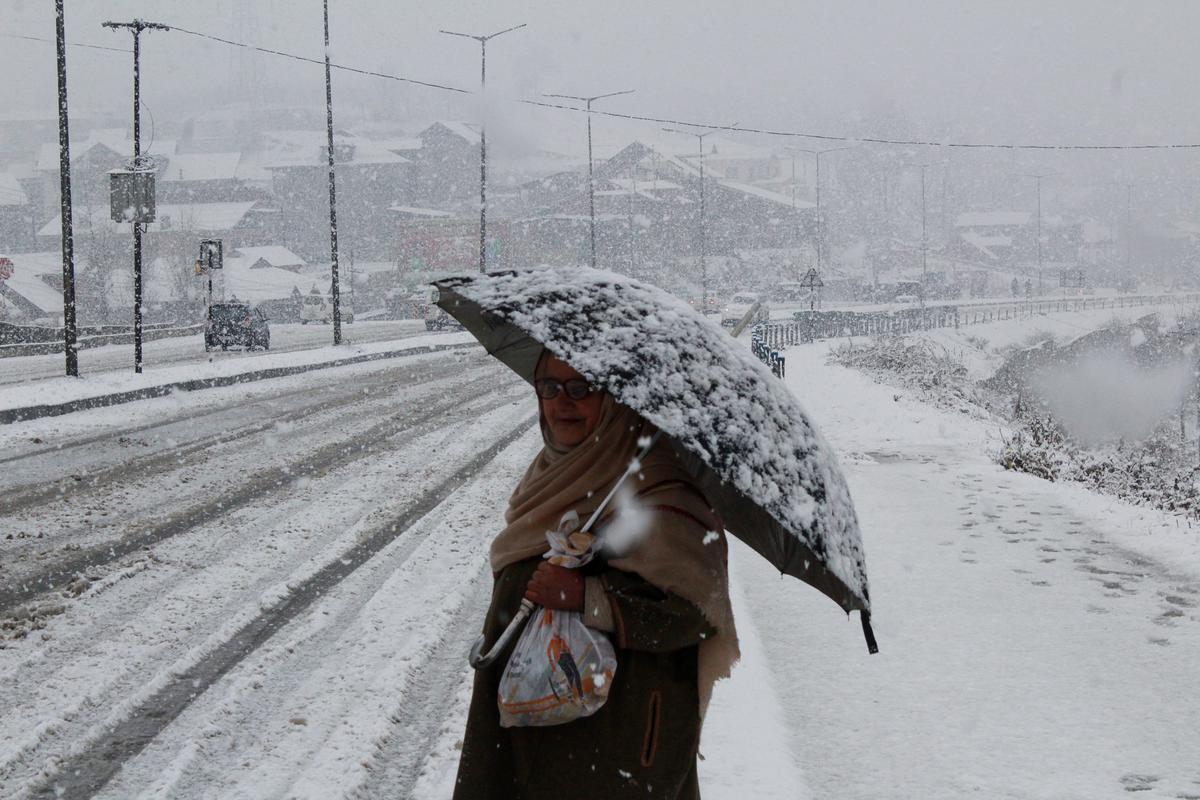 snowfalldisruptsaerialandsurfacetransportinkashmirvalley