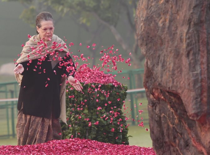 soniagandhipaytributetoindiragandhionbirthanniversary